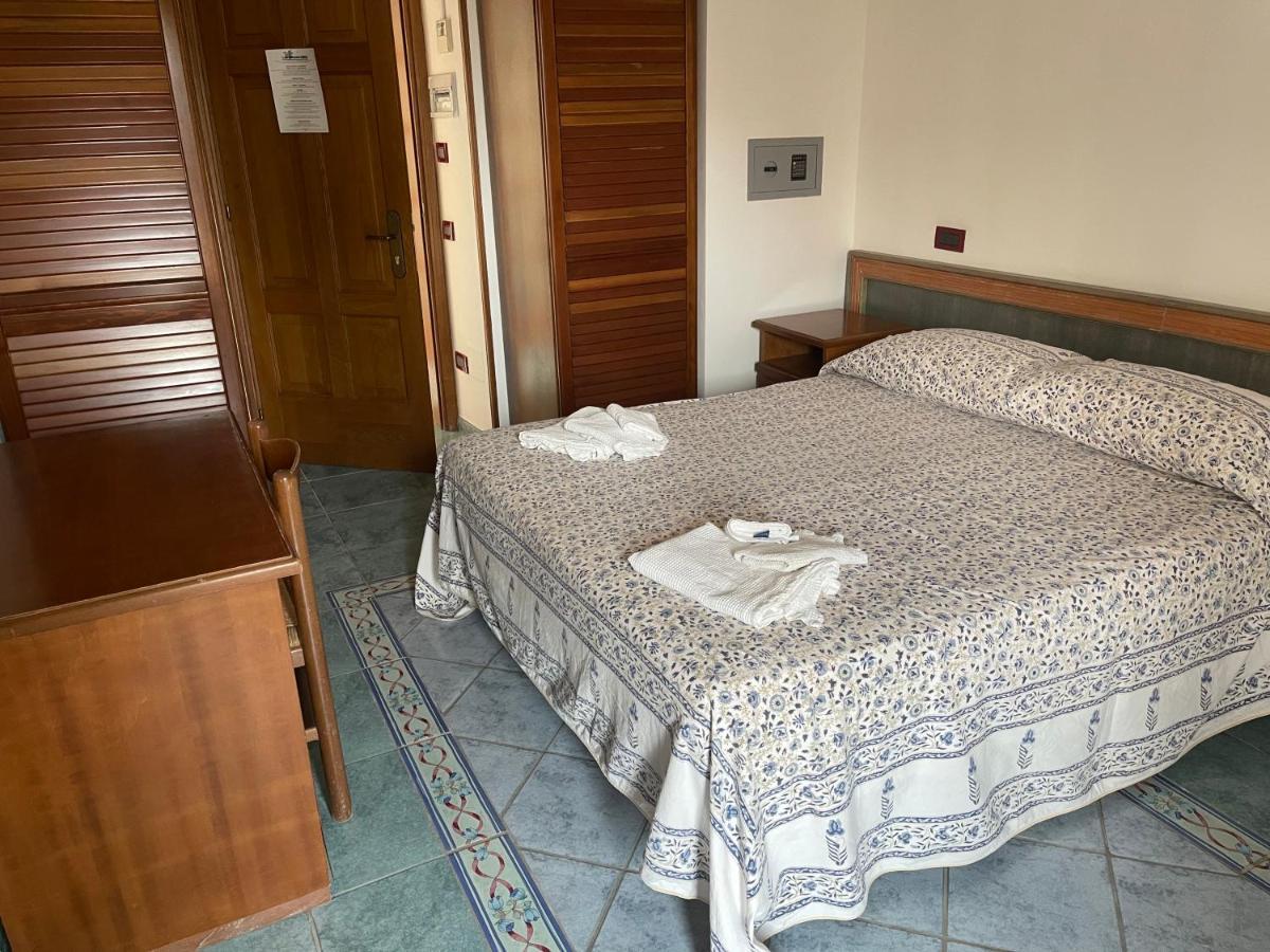 Hotel Lo Smeraldo Ventotene Exterior photo