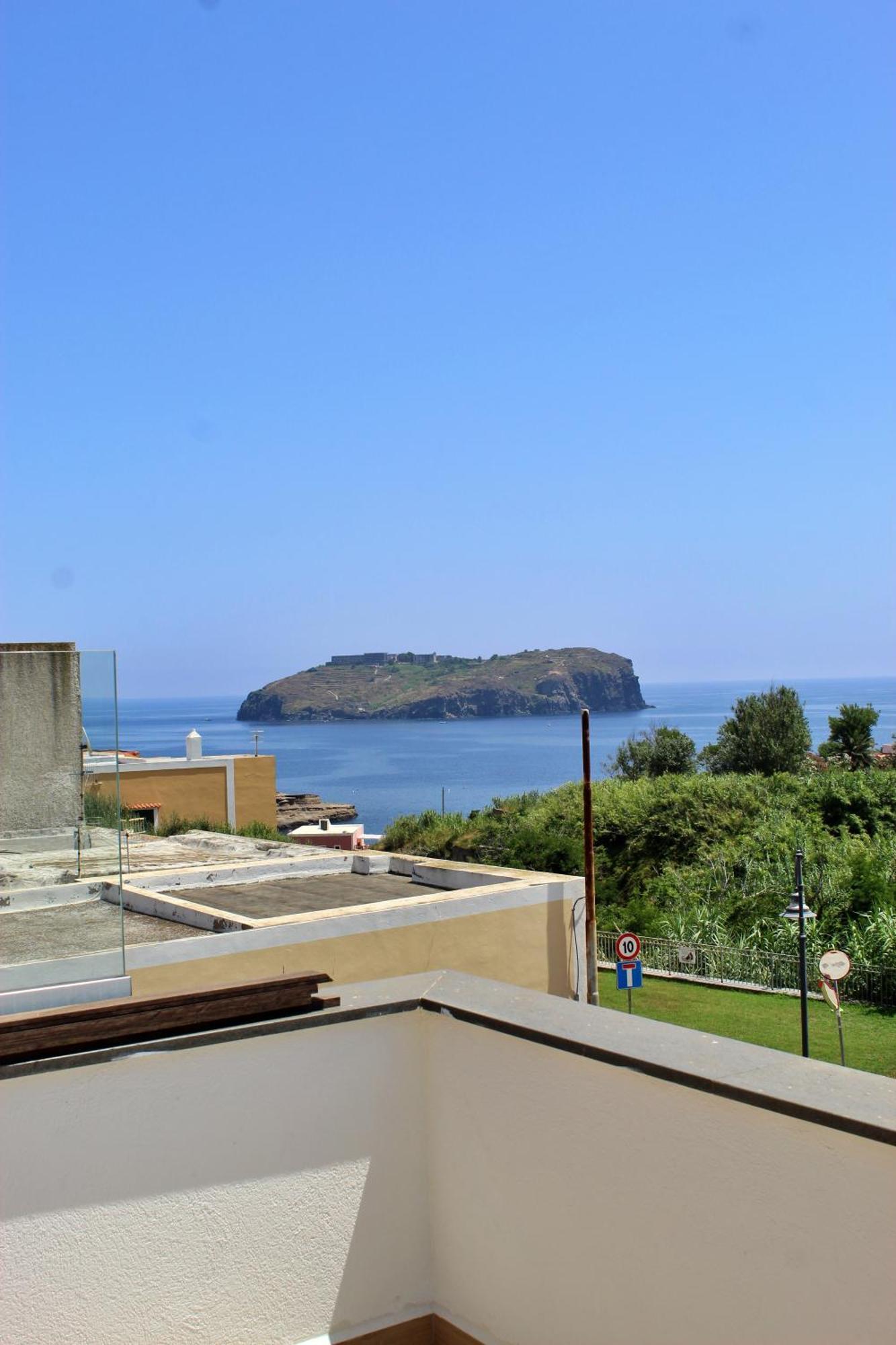 Hotel Lo Smeraldo Ventotene Exterior photo
